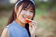 清纯吃苹果的亚洲美女图片