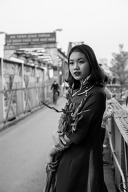 越南黑白风格街拍美女图片