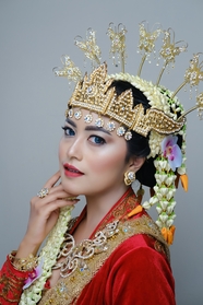 印度尼西亚传统民族服饰配饰美女图片