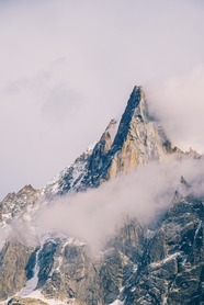 云雾缭绕山脉风光摄影图片