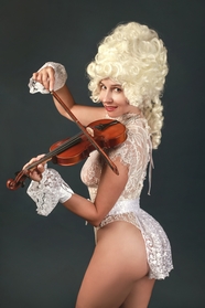 巴洛克风格拉小提琴的性感美女图片