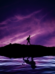 紫色黄昏行走的背包客剪影图片