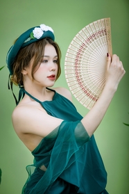 亚洲白皙绿色肚兜性感美女图片
