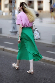 欧美时尚街拍绿色半裙美女背影图片