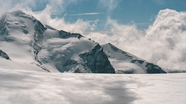 冬季蓝天白云雪山山脉风光摄影图片