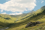 蓝天白云绿色丘陵山川风景图片