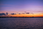 唯美紫色黄昏海上跨海大桥图片