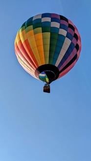 蓝色天空彩色热气球摄影图片