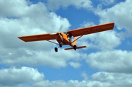 蓝色天空上飞行的滑翔机摄影图片