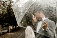 雨中浪漫撑伞接吻情侣图片
