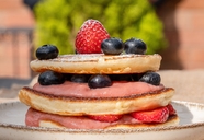 蓝莓草莓薄煎饼摄影图片