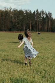 绿色牧场小女孩自由奔跑背影图片