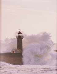 大海巨浪拍打着灯塔摄影图片
