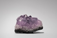 紫色水晶岩石摄影图片