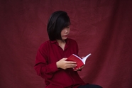 亚洲红色衬衫美女看书图片