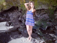 站在海岸岩石上的泳裙美女写真图片