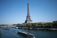 夏日巴黎埃菲尔铁塔地标建筑摄影图片