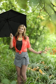 秋天树林草丛撑着伞的棕色丝袜美女图片