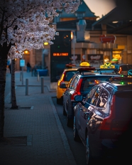 傍晚时分街道出租车行人街景图片