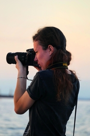 日暮黄昏海边摄影师美女摄影图片