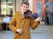 欧美街头帅哥拉小提琴摄影图片