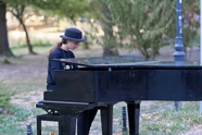 欧美美女在公园弹钢琴图片