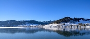 冬季山峦湖泊风光摄影图片