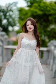 白色挂脖蕾丝长裙美女写真图片