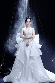 亚洲优雅气质白色婚纱美女写真图片