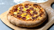 意大利香肠披萨摄影图片