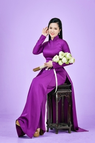亚洲越南紫色奥黛旗袍美女写真照图片
