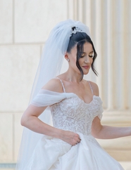 穿着白色婚纱戴着头纱的美女图片