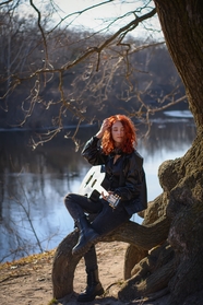 秋天河边树下坐着的吉他美女图片