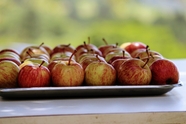 放在托盘上的樱桃苹果摄影图片