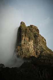 云雾缭绕巍峨岩石山脉风光摄影图片