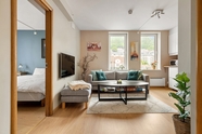 小型单身公寓客厅卧室家具局部摄影图片