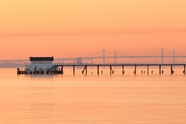 日暮黄昏海上桥梁建筑摄影图片