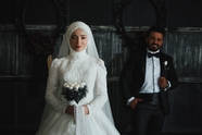 穆斯林情侣室内婚纱写真摄影图片