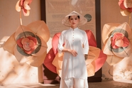 穿着越服戴着斗笠举止优雅的美女图片