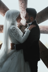 穆斯林新婚夫妇面对面浪漫婚纱照图片
