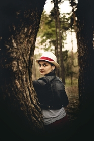 秋季丛林树下回眸的戴帽美女图片