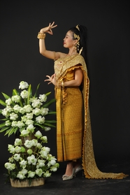 穿着泰国传统服装的女子图片