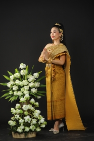 穿着泰国传统服饰的美女图片