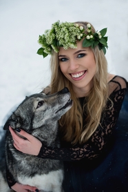 抱着阿拉斯加犬的欧美美女图片