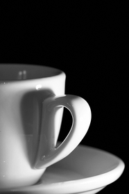 白色咖啡杯黑色背景摄影图片
