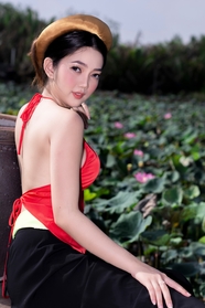 亚洲性感大美背红色肚兜美女人体摄影
