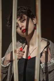 伊朗美女时尚红唇写真艺术摄影图片