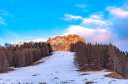 蓝色天空雪地山脉风景摄影图片