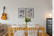 室内餐桌餐椅墙壁装饰画摄影图片