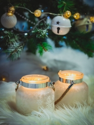 圣诞节圣诞蜡烛彩球装饰摄影图片